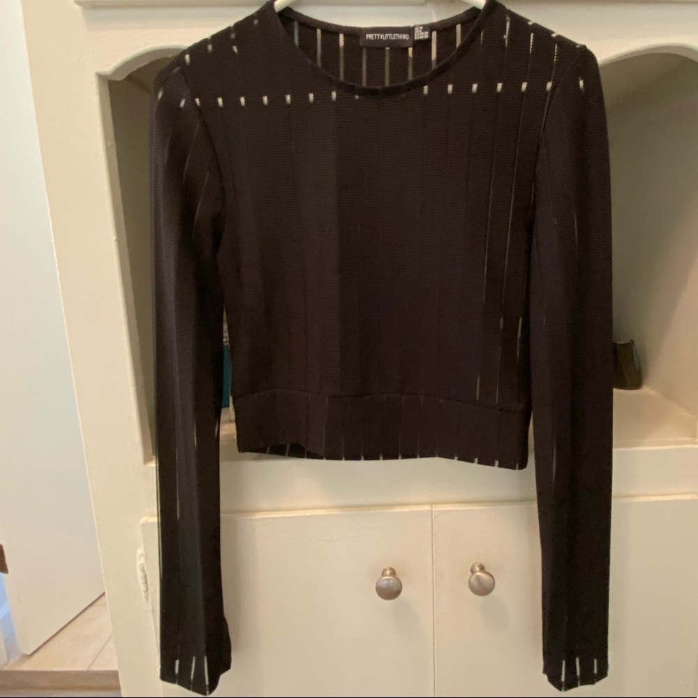 PrettyLittleThing- Black Long Sleeve Crop Top